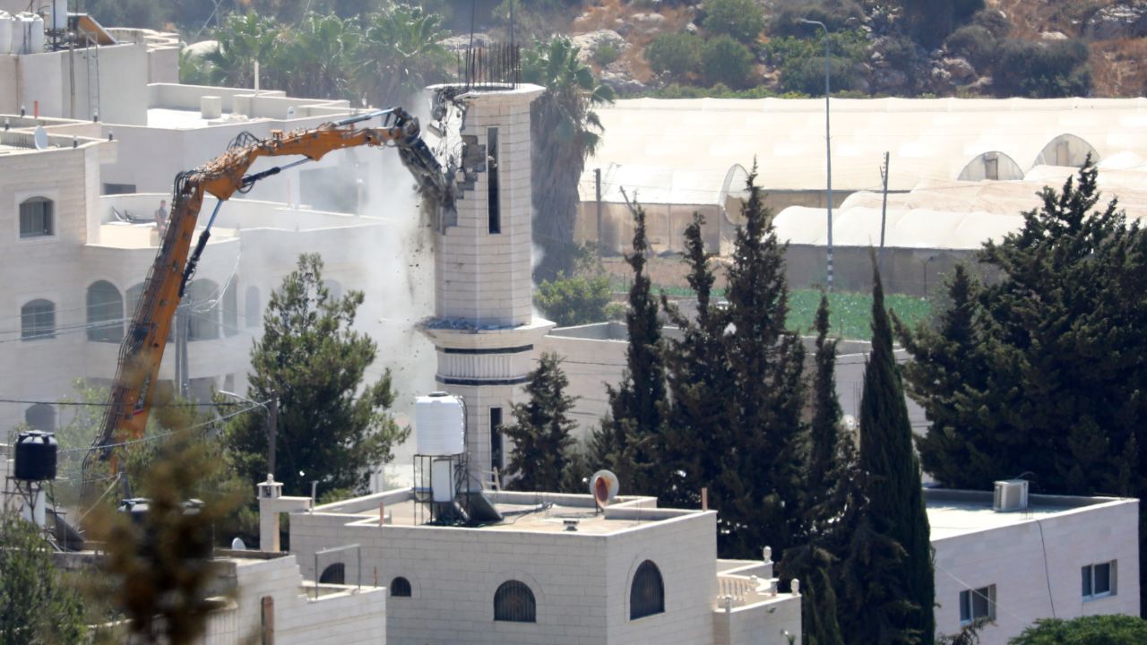 İsrail'den camiye saldırı! El Halil'de minareyi yıktılar İsrail'den camiye saldırı! El Halil'de minareyi yıktılar