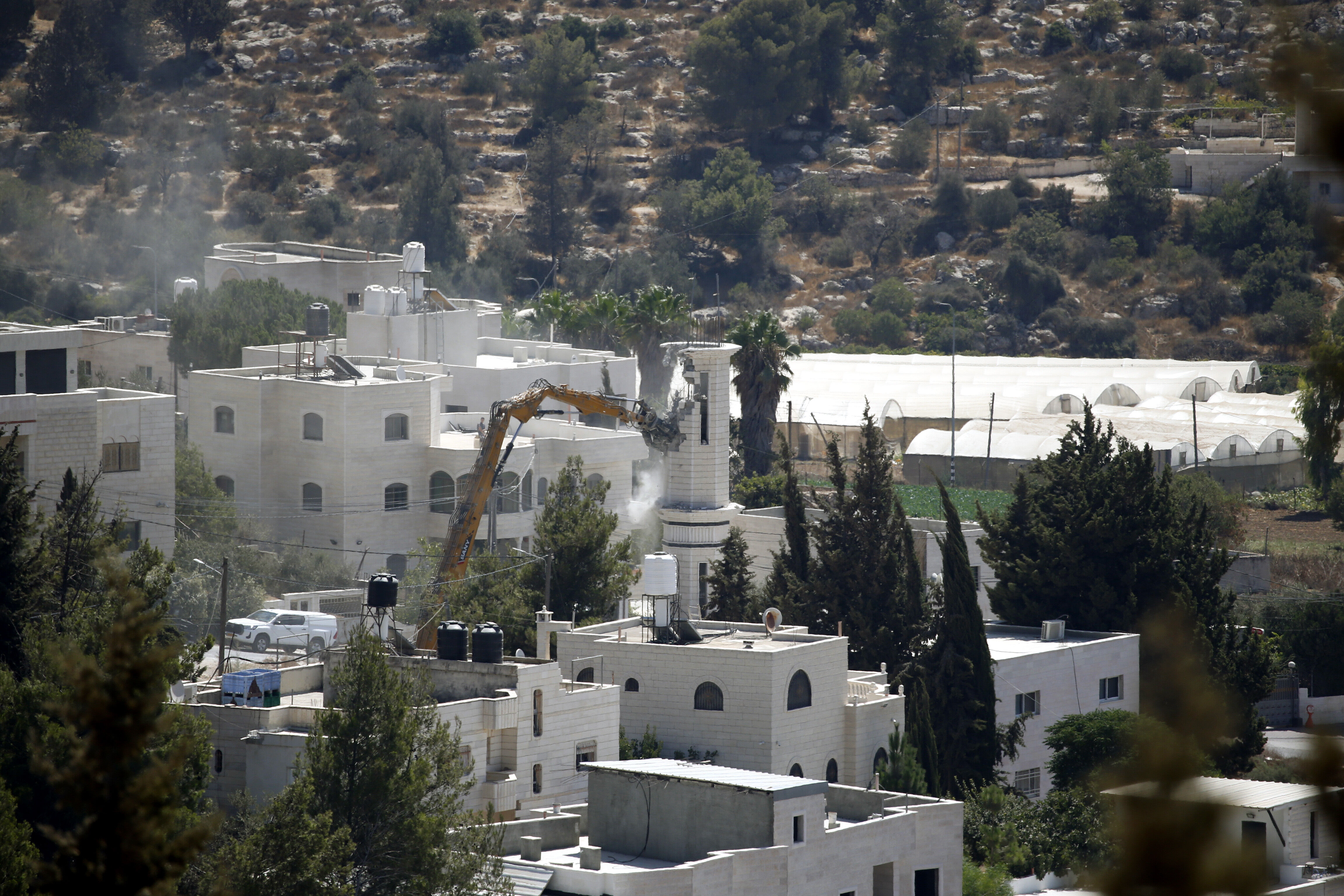 İsrail'den camiye saldırı! El Halil'de minareyi yıktılar - 1. Resim