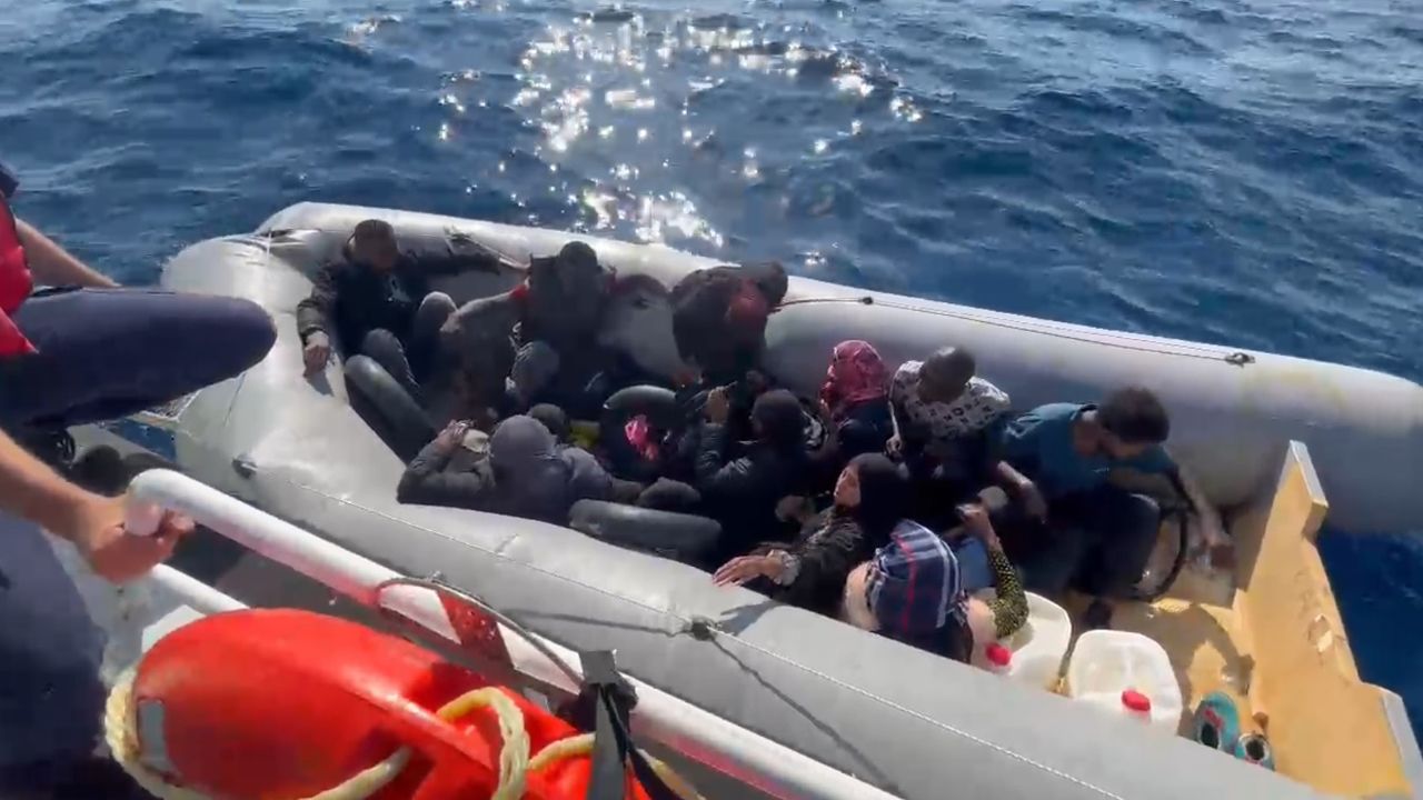 İzmir'de 82 düzensiz göçmen yakalandı, 10 düzensiz göçmen kurtarıldı İzmir'de 82 düzensiz göçmen yakalandı, 10 düzensiz göçmen kurtarıldı