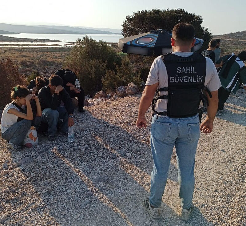 İzmir'de 82 düzensiz göçmen yakalandı, 10 düzensiz göçmen kurtarıldı - 1. Resim
