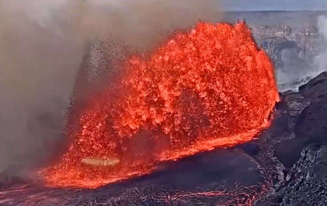 Kilauea Yanardağı 32'nci kez harekete geçti! 150 metreye kadar lav püskürttü - 1. Resim