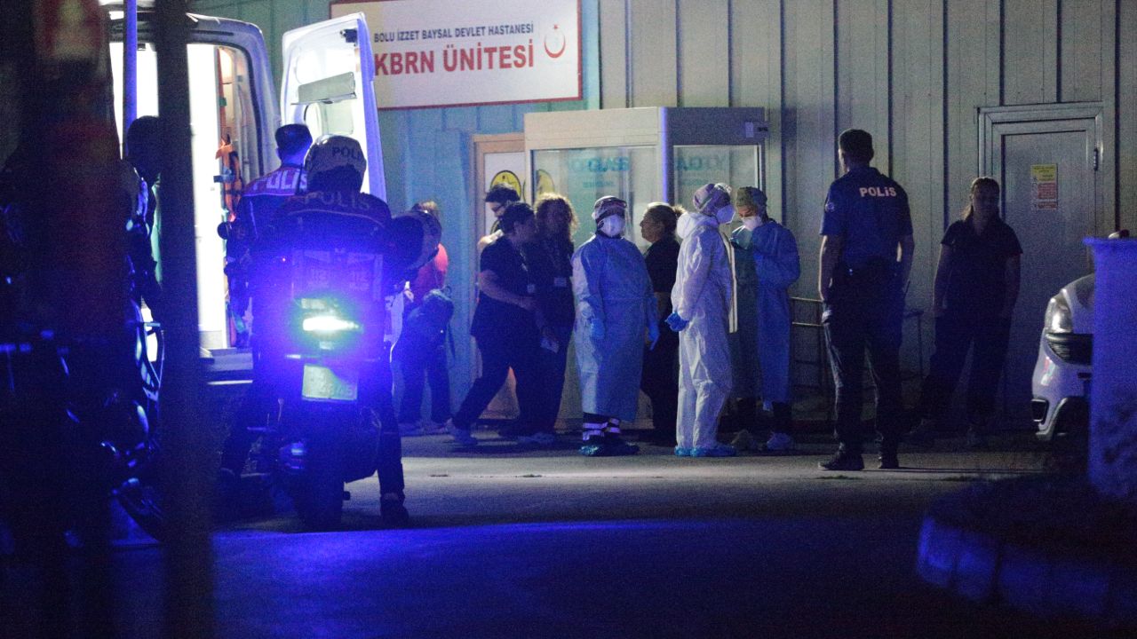 Narkotik operasyonunda büyük panik! Şüpheli madde 9 polisi hastanelik etti Narkotik operasyonunda büyük panik! Şüpheli madde 9 polisi hastanelik etti