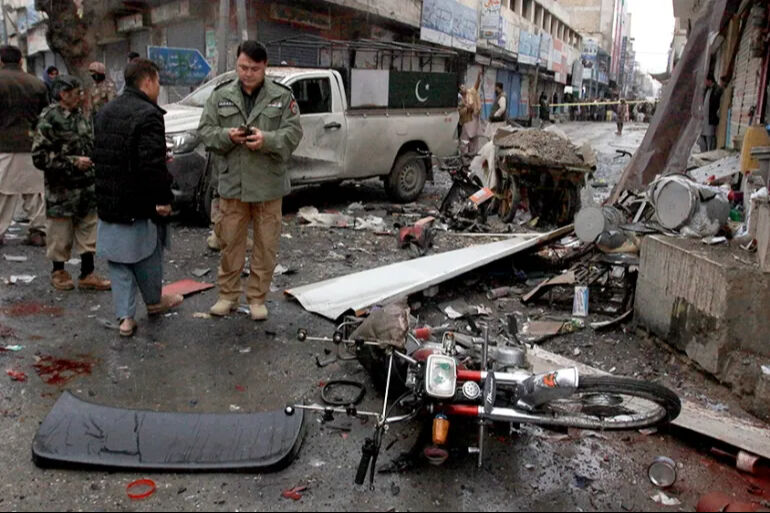 Pakistan'daki bombalı saldırıda onlarca kişi hayatını kaybetti! Korkunç olayı terör örgütü DEAŞ üstlendi - 2. Resim