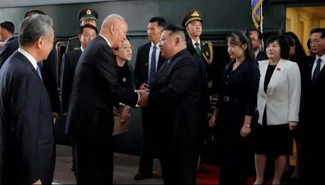 Pekin'de bir ilk gerçekleşti! Kim Jong Un 12 yaşındaki kızını dünya sahnesine tanıttı - 1. Resim