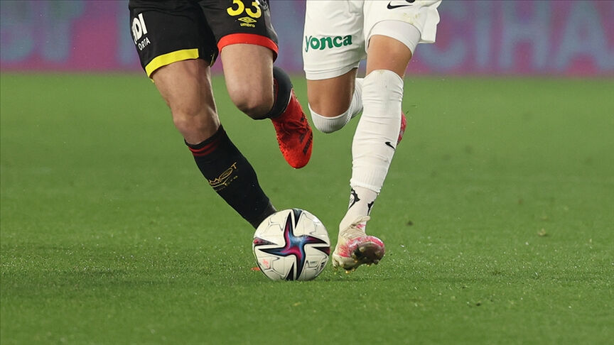 Sahaya 9 futbolcuyla &ccedil;ıkınca hakem 6. dakikada ma&ccedil;ı iptal etti - 1. Resim