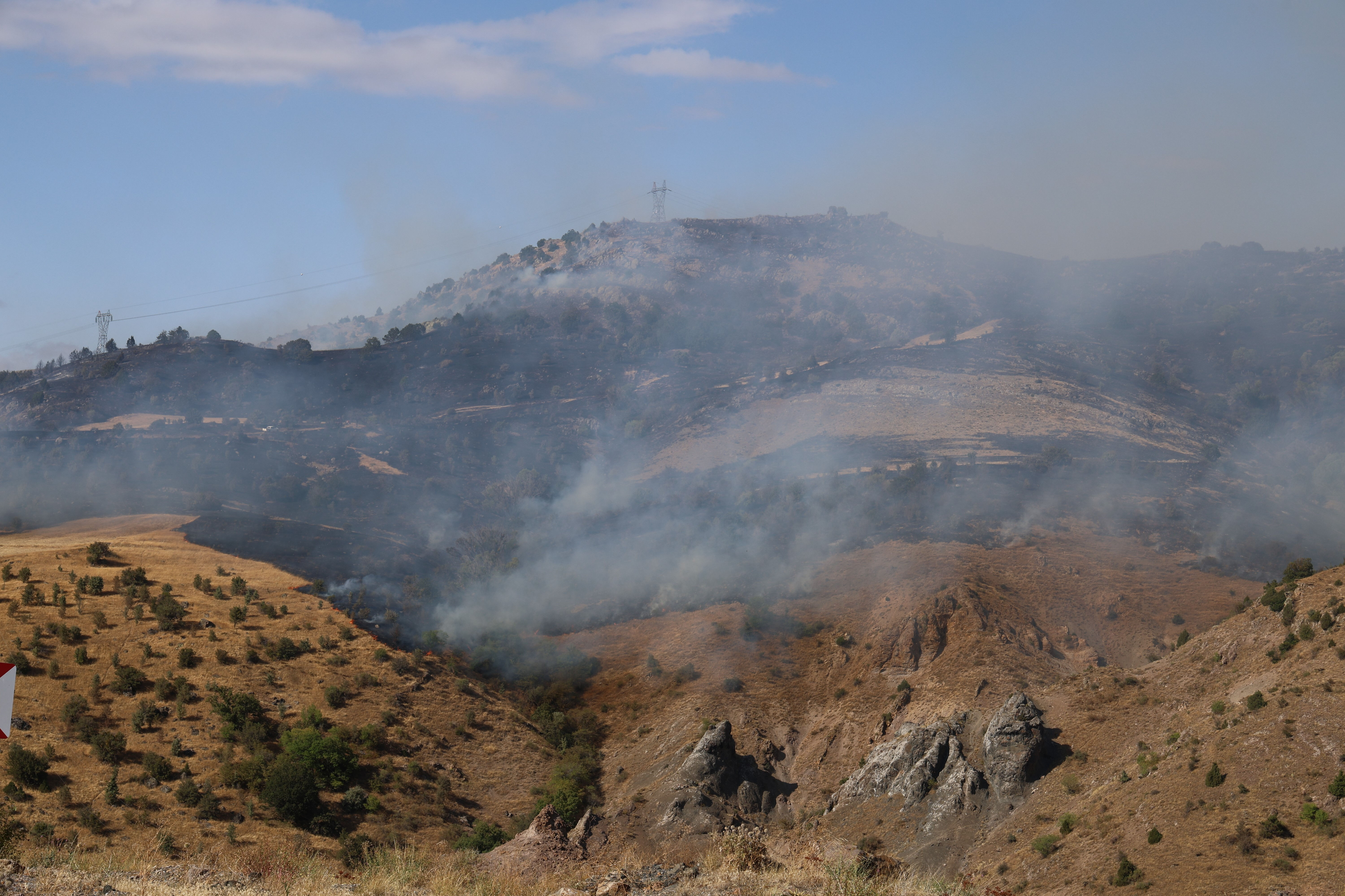 Sivas'ta makilik alanda yangın! Kısa sürede yayıldı, ekipler bölgede Sivas'ta makilik alanda yangın! Kısa sürede yayıldı, ekipler bölgede - 2. Resim