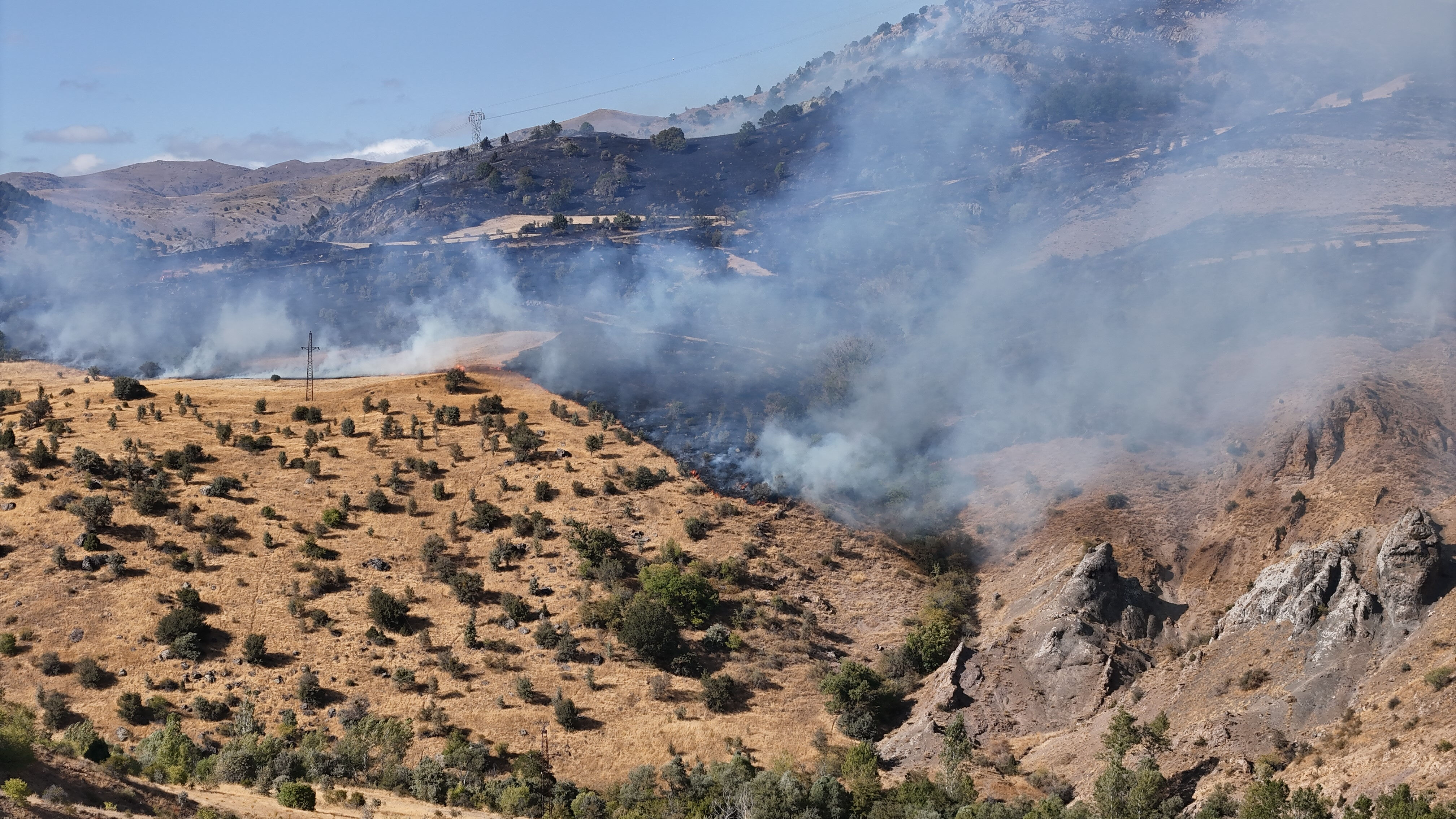 Sivas'ta makilik alanda yangın! Kısa sürede yayıldı, ekipler bölgede Sivas'ta makilik alanda yangın! Kısa sürede yayıldı, ekipler bölgede - 1. Resim