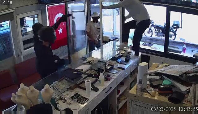 Soyguna hazırlanan 3 şaşkın, arkalarına bakmadan topukladı! O anlar kamerada - 1. Resim