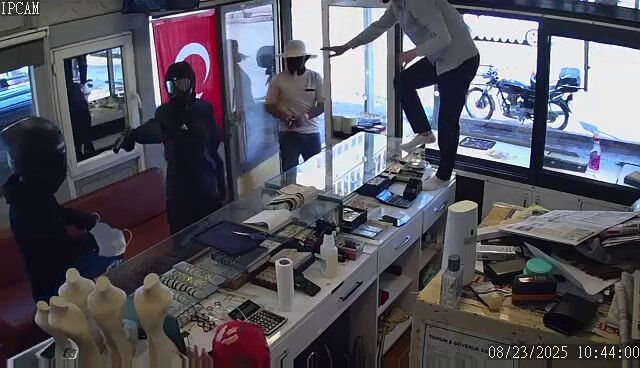 Yangında can pazarı! Alevlerden kurtarmak için torununu böyle attı - 1. Resim