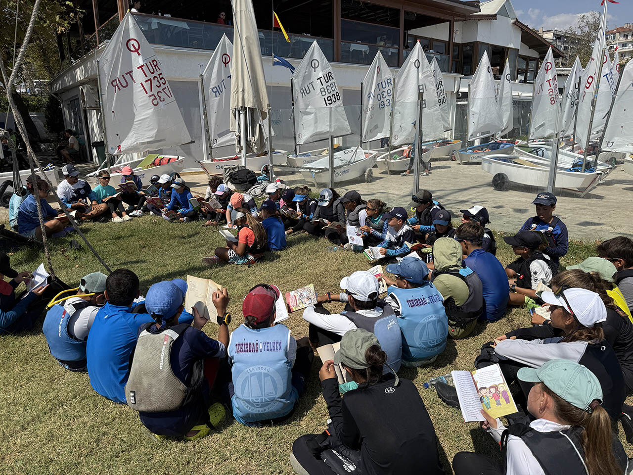 Yelkenciler karaya oturdu! Uluslararası yarışma r&uuml;zgarsız kaldı - 1. Resim