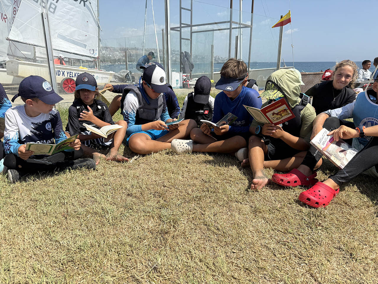 Yelkenciler karaya oturdu! Uluslararası yarışma r&uuml;zgarsız kaldı - 3. Resim