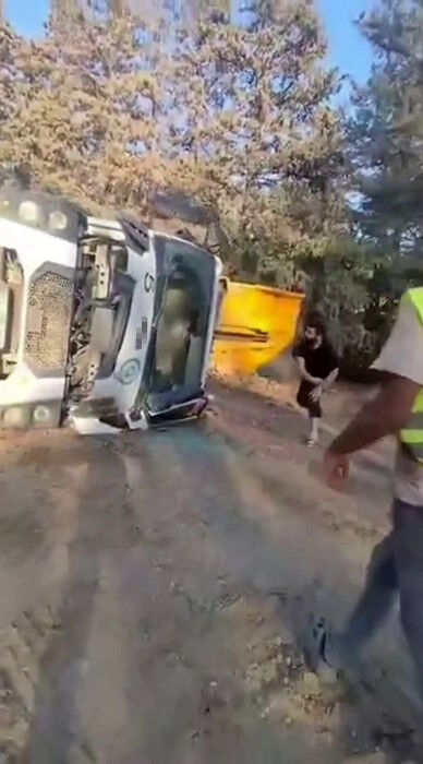 Yük boşalttığı sırada devrildi! Kamyon sürücüsünü kurtarmaya arkadaşlarının çabası yetmedi - 1. Resim
