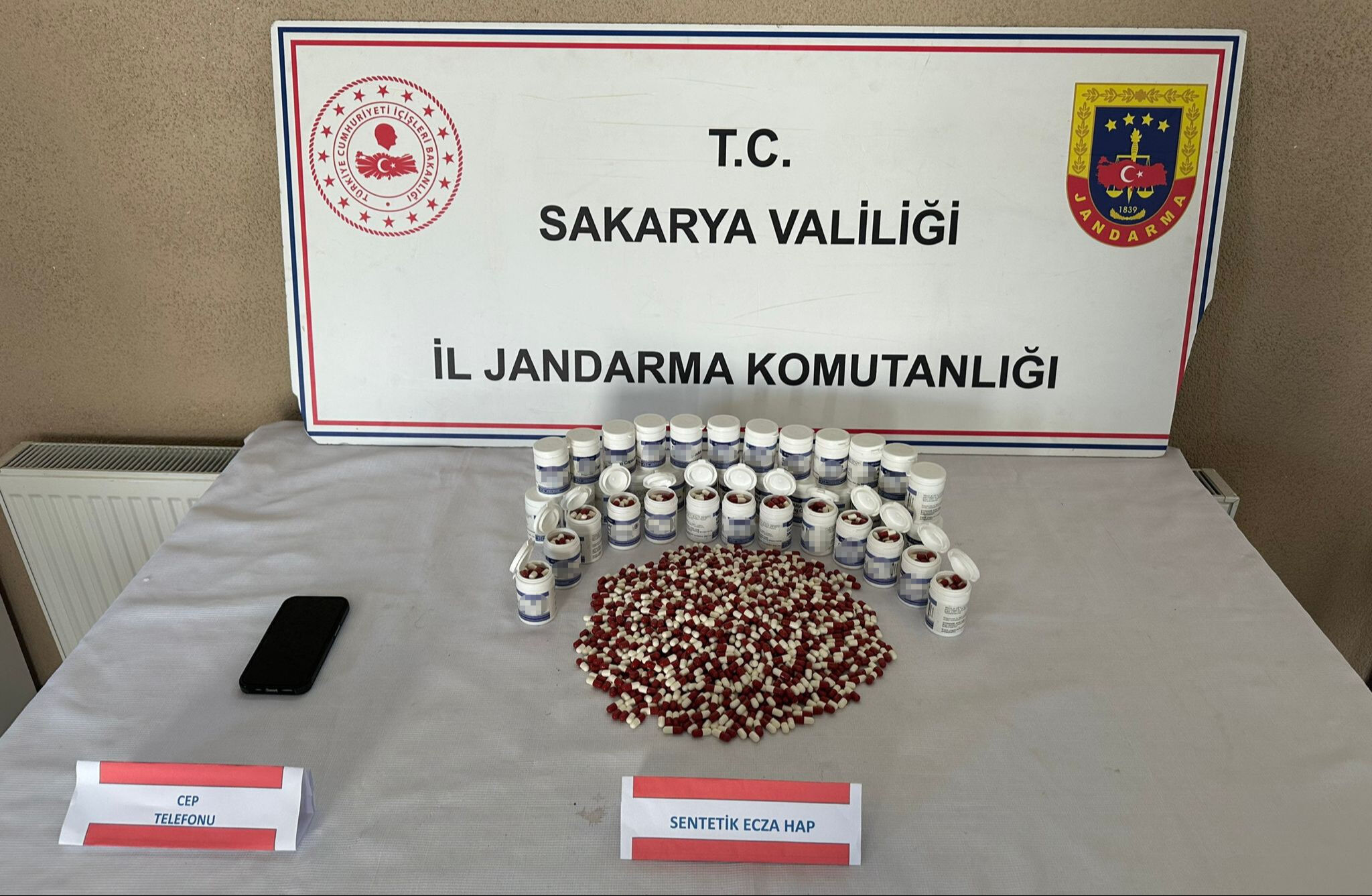 Zehir tacirlerinin 'fındık çuvalı' oyunu! Kutularca hap ele geçirildi - 1. Resim