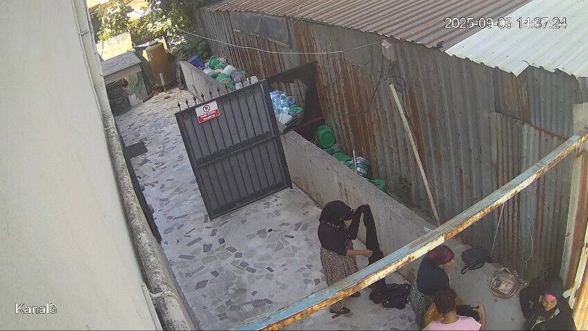 3 kadın bahçede kıyafet değiştirdi! Şüphelendiren görüntüler - 1. Resim