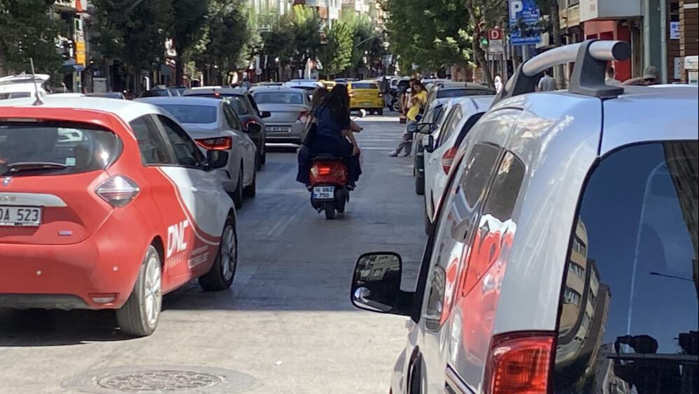 3 kadının motosiklette tehlikeli yolculuğu! Polis merkezinin önünden geçtiler - 2. Resim