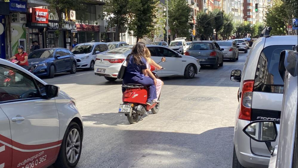 3 kadının motosiklette tehlikeli yolculuğu! Polis merkezinin önünden geçtiler - 1. Resim