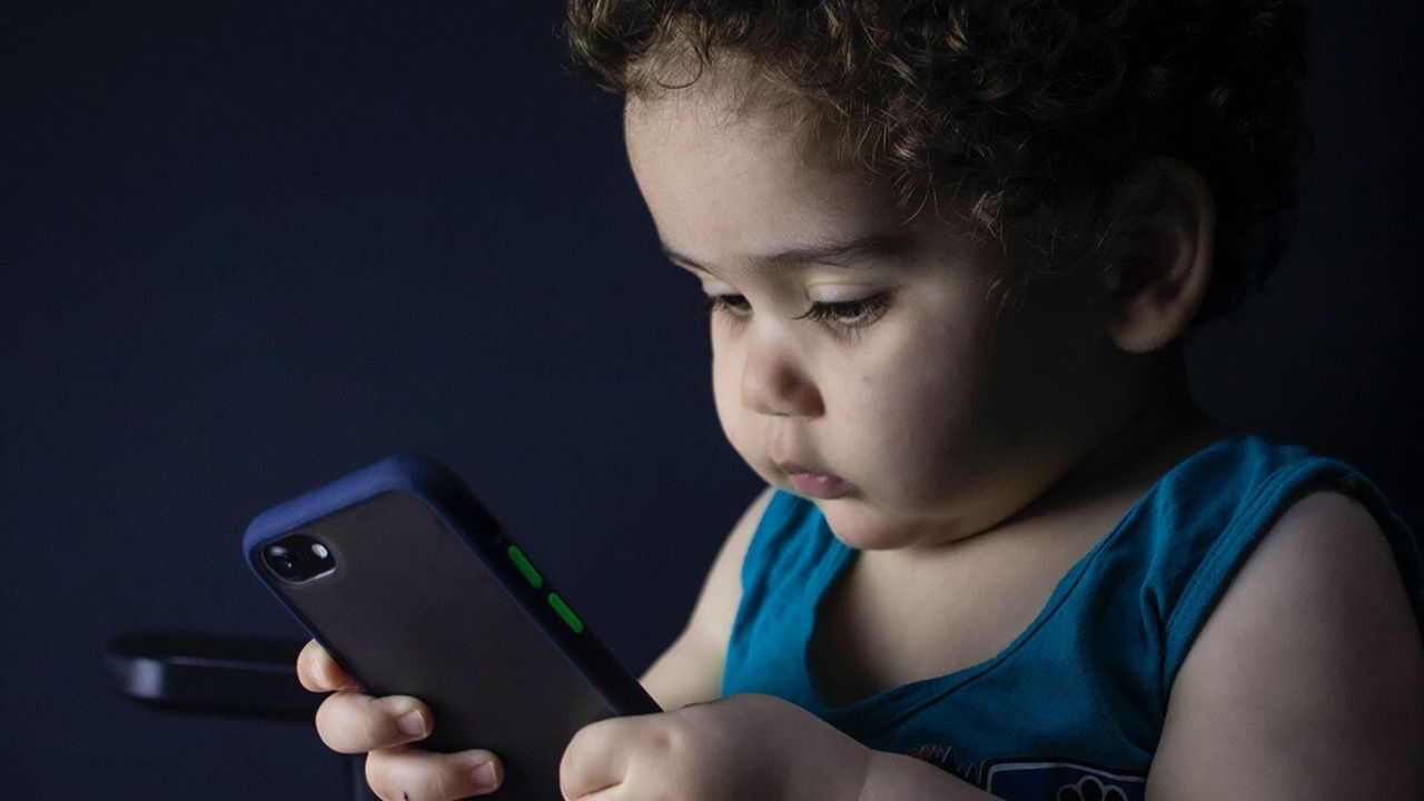 Aileler dikkat! Cep telefonuyla başı dertte olan anne babalara uzmanlardan çözüm yolları Aileler dikkat! Cep telefonuyla başı dertte olan anne babalara uzmanlardan çözüm yolları