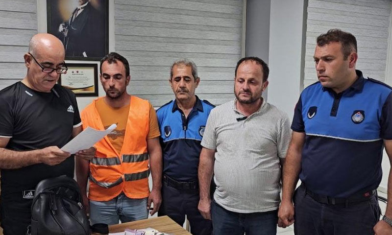 Altın ve para dolu çantayı parkta unuttu! Temizlik görevlisi sahibini bulup teslim etti - 1. Resim