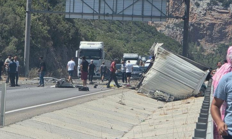 &Ccedil;im tohumu y&uuml;kl&uuml; tır bariyerlere &ccedil;arptı: Gen&ccedil; s&uuml;r&uuml;c&uuml; can verdi - 1. Resim