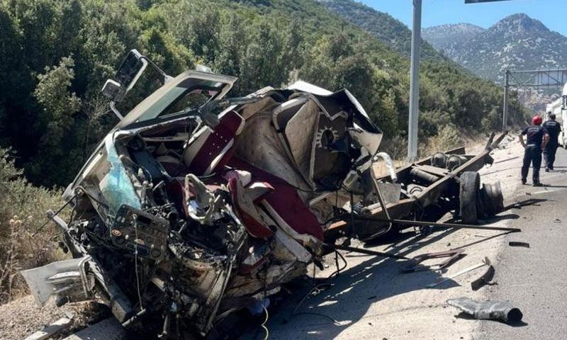 &Ccedil;im tohumu y&uuml;kl&uuml; tır bariyerlere &ccedil;arptı: Gen&ccedil; s&uuml;r&uuml;c&uuml; can verdi - 2. Resim