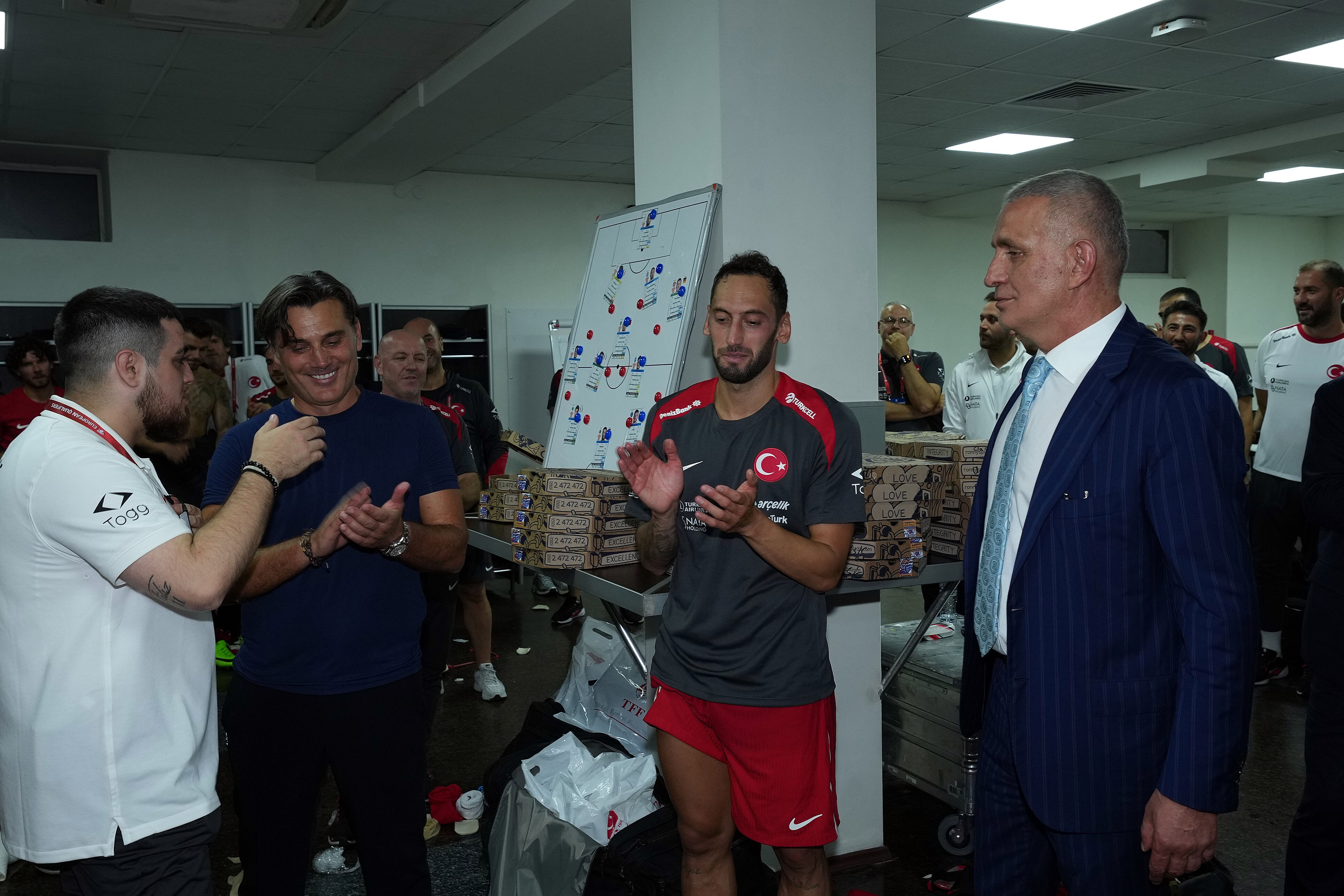 Cumhurbaşkanı Erdoğan'dan A Milli Futbol Takımı'na tebrik telefonu Cumhurbaşkanı Erdoğan'dan A Milli Futbol Takımı'na tebrik telefonu - 2. Resim