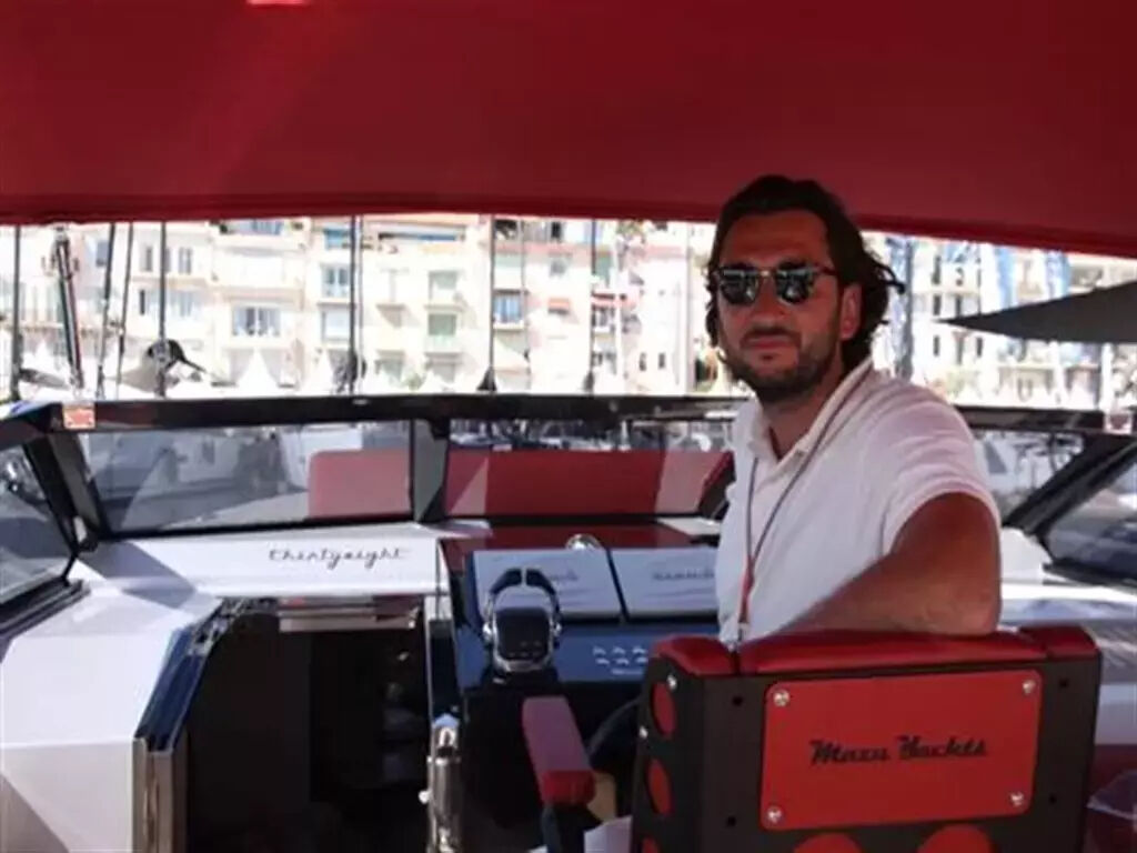 Halit Yukay'ın elleri ve yüzü parçalanmış! - 1. Resim