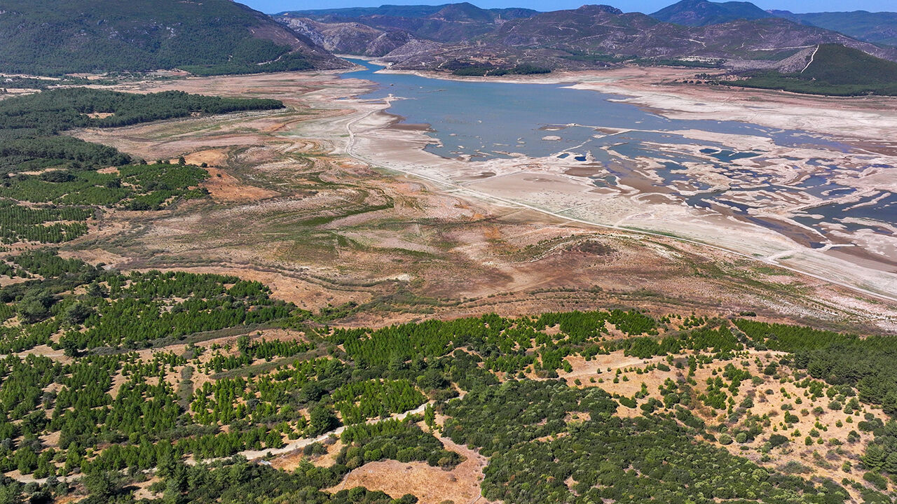 İzmir tarihinin en kötüsünü yaşıyor... Ay yüzeyi değil baraj - 1. Resim