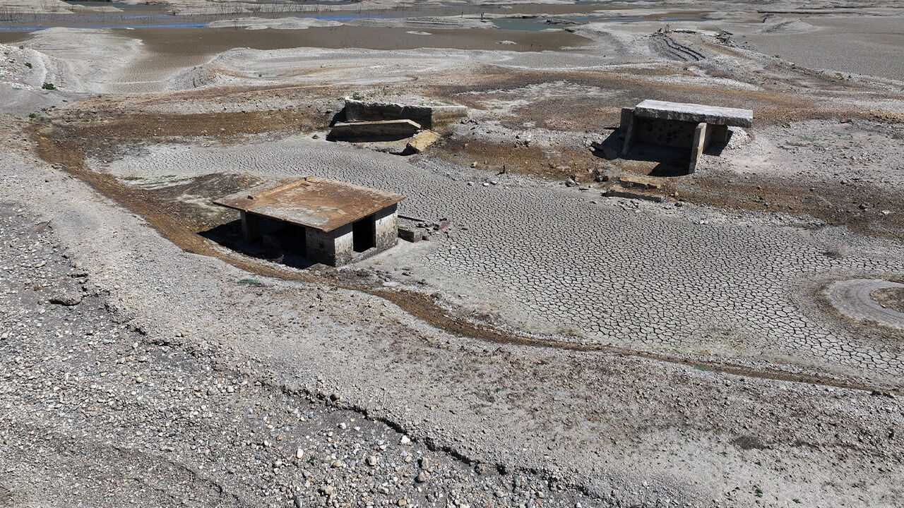 İzmir tarihinin en kötüsünü yaşıyor... Ay yüzeyi değil baraj - 3. Resim