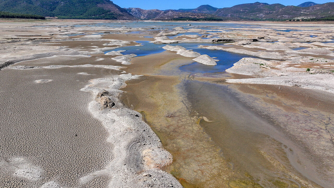 İzmir tarihinin en kötüsünü yaşıyor... Ay yüzeyi değil baraj - 2. Resim