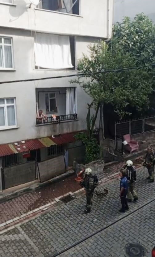 Olayların ilçesi yine karıştı! Evini yakmaya çalışan şahıs, polislere saksı fırlattı - 1. Resim