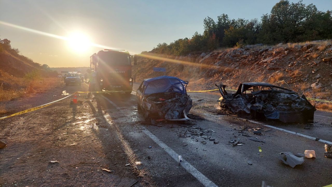 Otomobiller kafa kafaya çarpıştı! Alev alan araçta sıkışan 3 kişi feci şekilde can verdi Otomobiller kafa kafaya çarpıştı! Alev alan araçta sıkışan 3 kişi feci şekilde can verdi