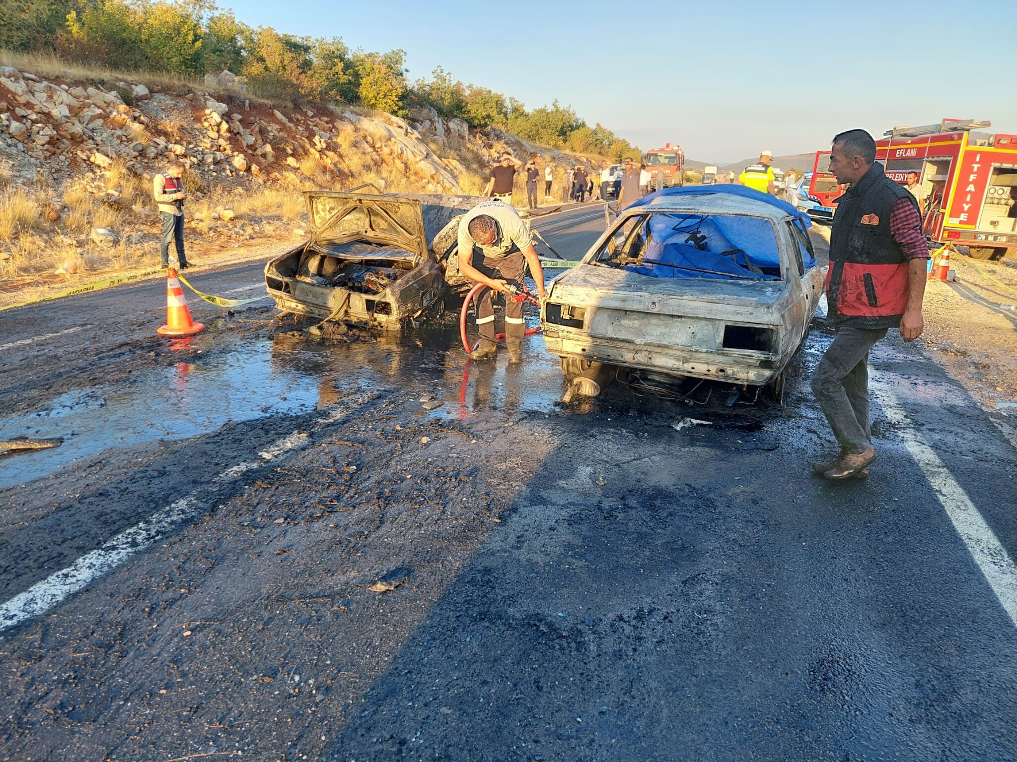 Otomobiller kafa kafaya çarpıştı! Alev alan araçta sıkışan 3 kişi feci şekilde can verdi Otomobiller kafa kafaya çarpıştı! Alev alan araçta sıkışan 3 kişi feci şekilde can verdi - 2. Resim