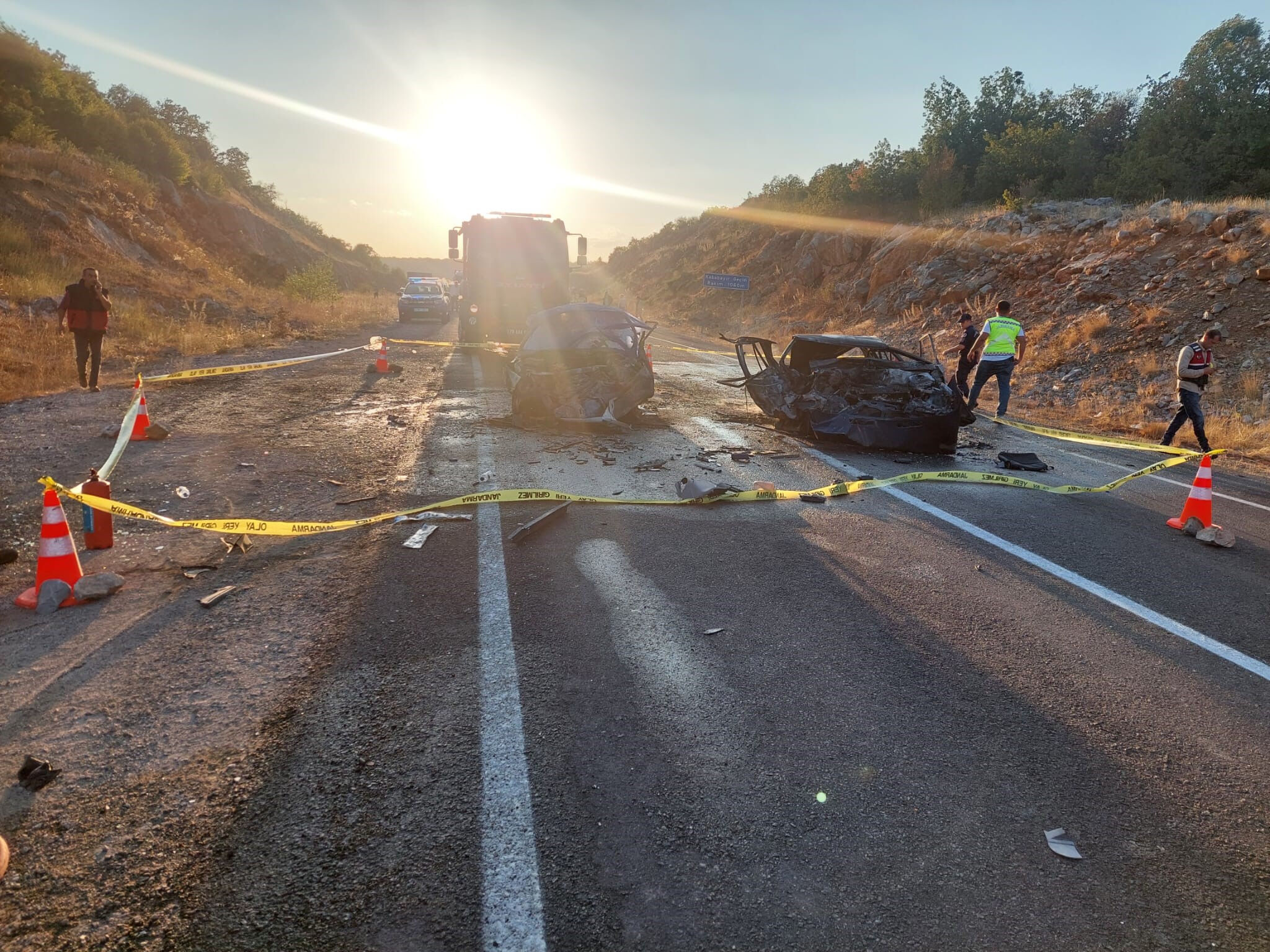 Otomobiller kafa kafaya çarpıştı! Alev alan araçta sıkışan 3 kişi feci şekilde can verdi Otomobiller kafa kafaya çarpıştı! Alev alan araçta sıkışan 3 kişi feci şekilde can verdi - 1. Resim