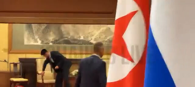 Putin-Kim görüşmesine damga vuran görüntü! Apar topar temizliğe koştular - 2. Resim