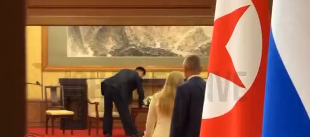 Putin-Kim görüşmesine damga vuran görüntü! Apar topar temizliğe koştular - 1. Resim