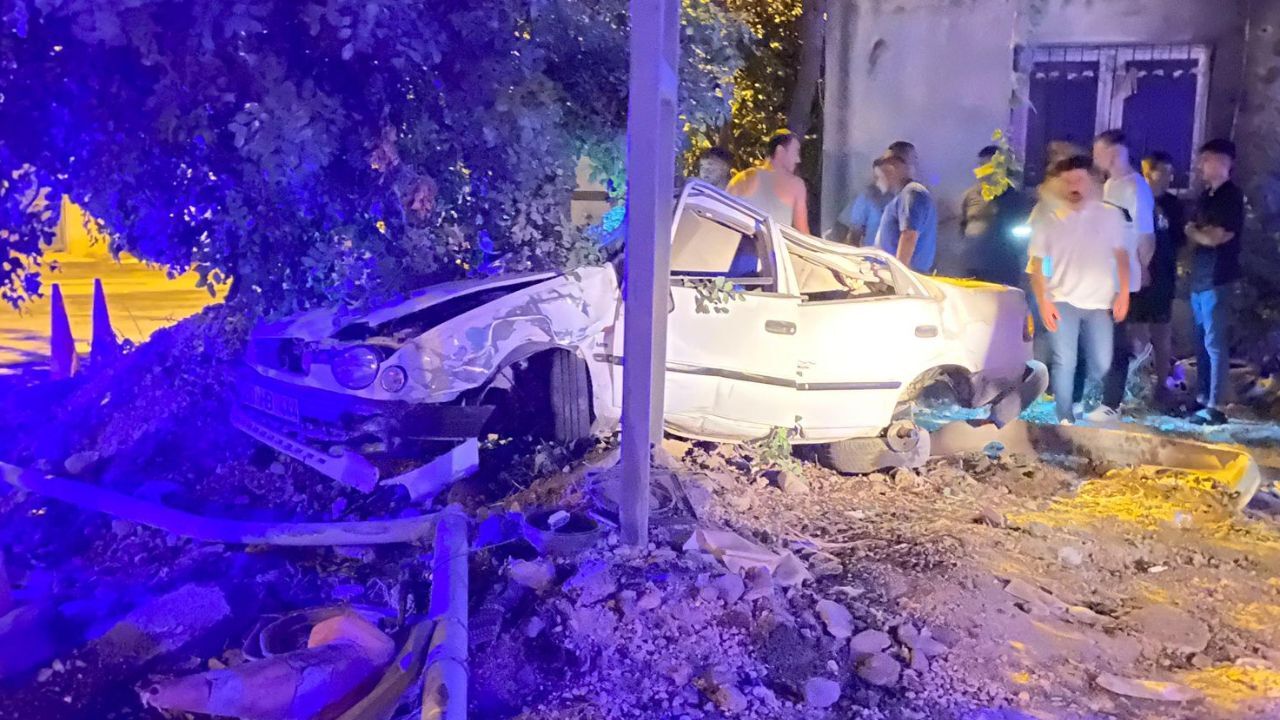 Reklam tabelasına ok gibi saplandı! Osmaniye'de feci kaza Reklam tabelasına ok gibi saplandı! Osmaniye'de feci kaza