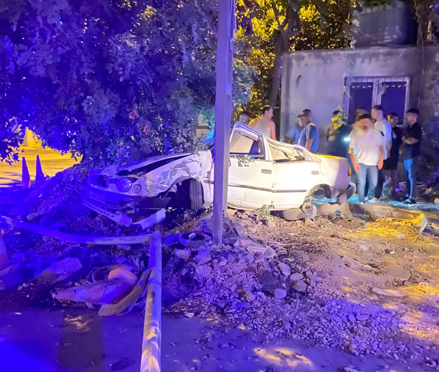 Reklam tabelasına ok gibi saplandı! Osmaniye'de feci kaza Reklam tabelasına ok gibi saplandı! Osmaniye'de feci kaza - 1. Resim