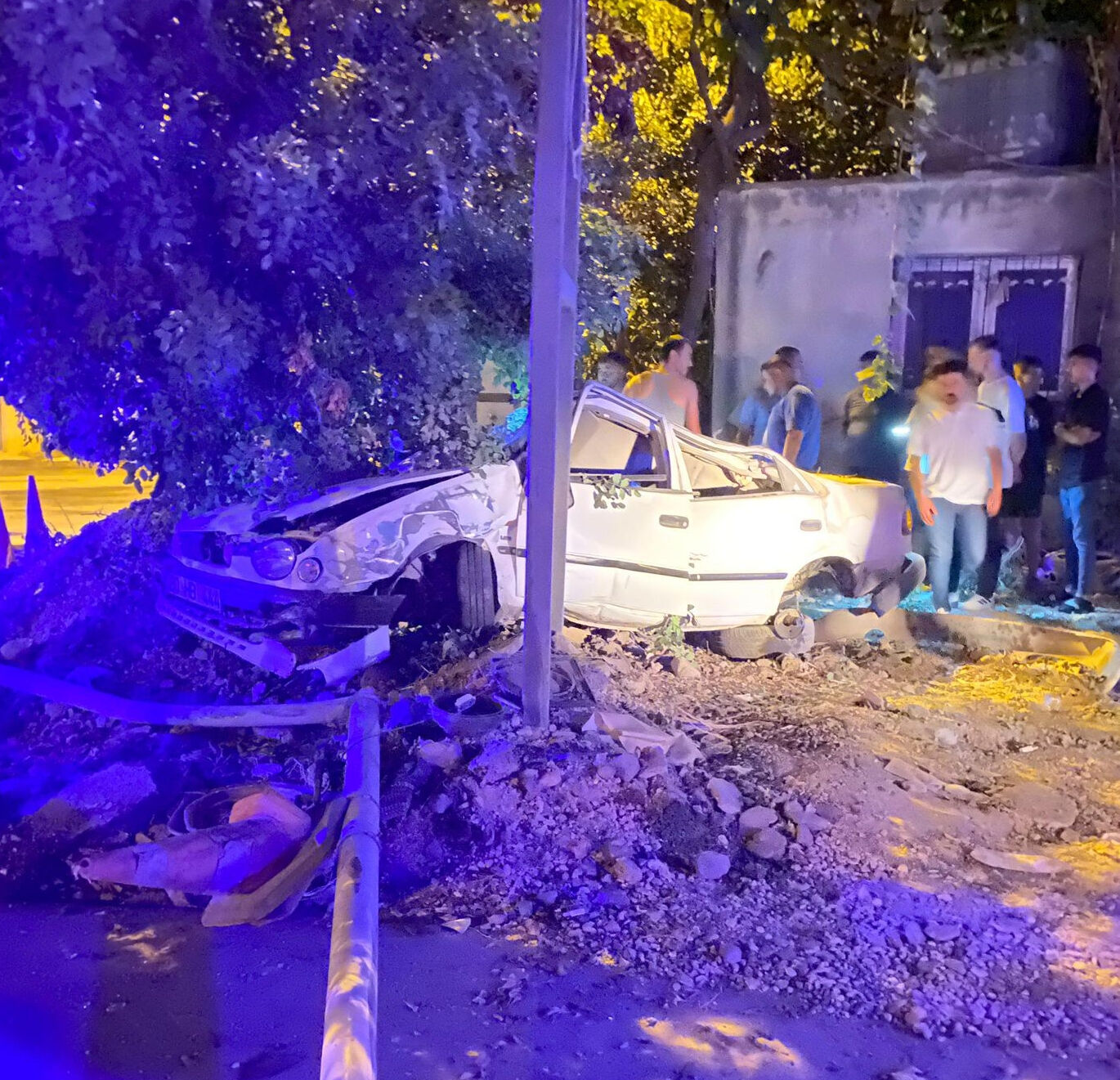 Reklam tabelasına ok gibi saplandı! Osmaniye'de feci kaza Reklam tabelasına ok gibi saplandı! Osmaniye'de feci kaza - 1. Resim