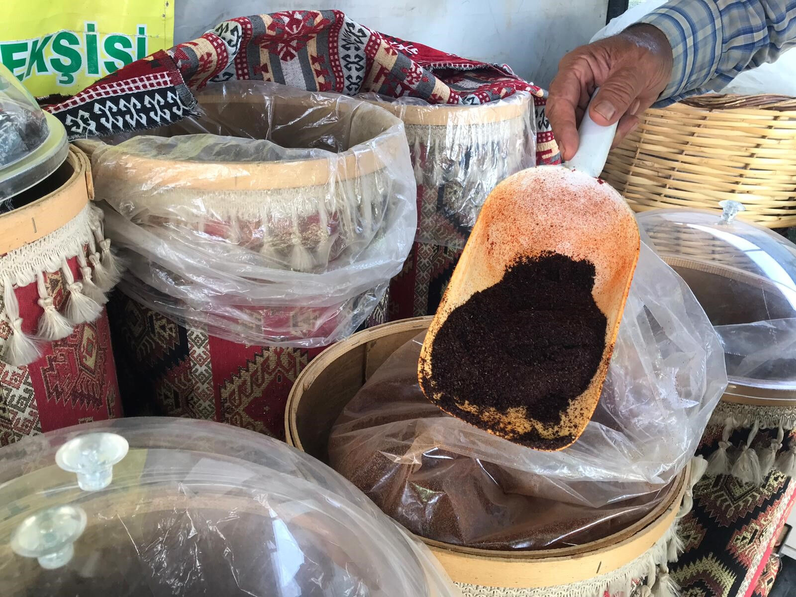 Tat ve lezzetiyle yemeklerin vazgeçilmezi! Hasat başladı, 50 derece sıcaklıkta günlük 1.000 lira kazanıyorlar - 4. Resim