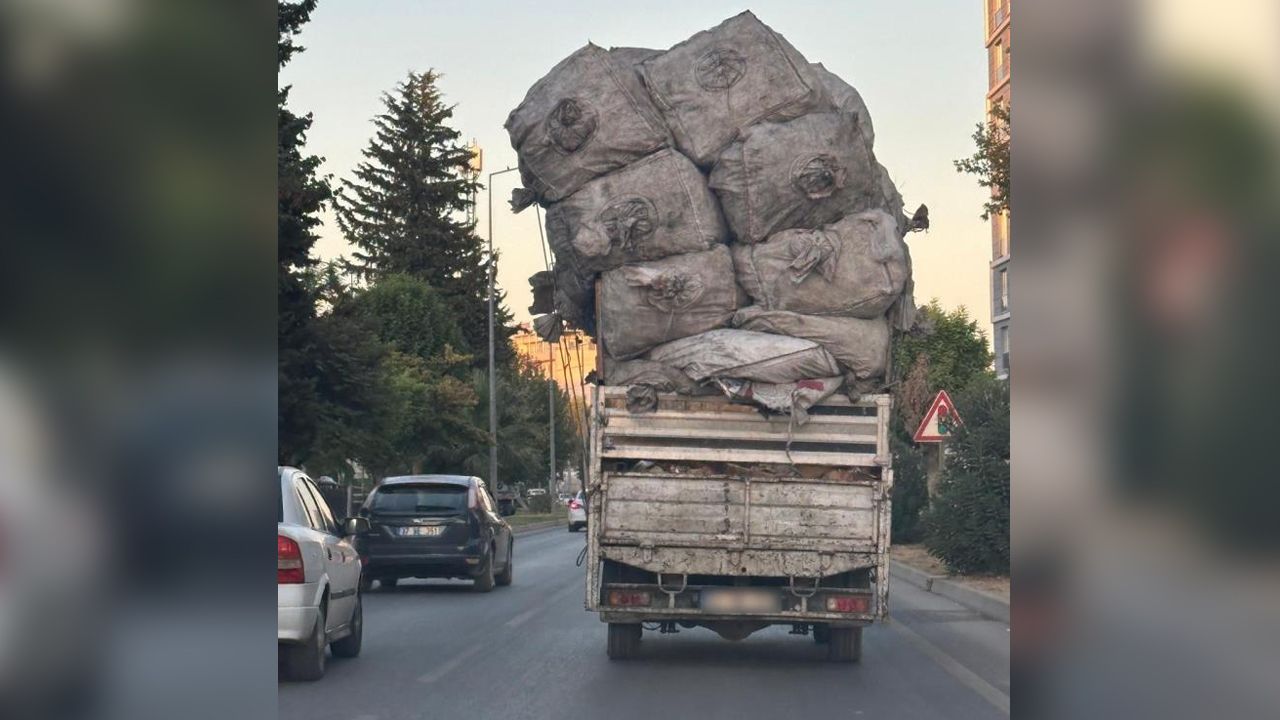 Trafikte tepki çeken görüntü! Aşırı yükle hem kendini hem başkalarını tehlikeye attı Trafikte tepki çeken görüntü! Aşırı yükle hem kendini hem başkalarını tehlikeye attı
