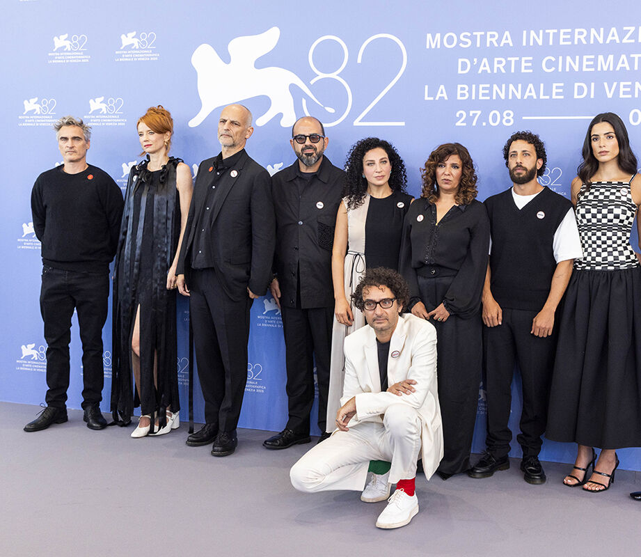 Ünlü oyuncu rozetiyle gündemde! Joaquin Phoenix Venedik Film Festivali'ne damgasını vurdu Ünlü oyuncu rozetiyle gündemde! Joaquin Phoenix Venedik Film Festivali'ne damgasını vurdu - 3. Resim