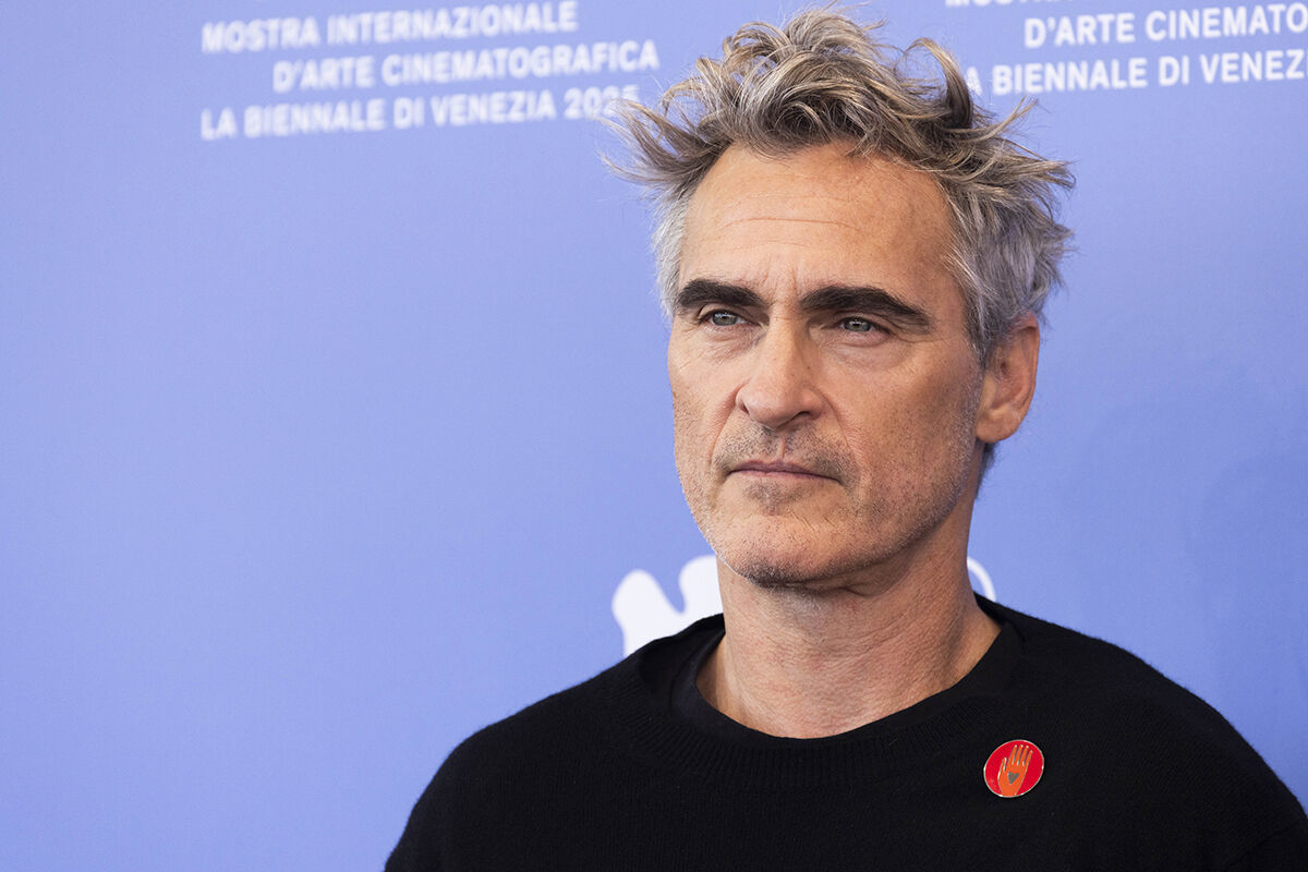 Ünlü oyuncu rozetiyle gündemde! Joaquin Phoenix Venedik Film Festivali'ne damgasını vurdu Ünlü oyuncu rozetiyle gündemde! Joaquin Phoenix Venedik Film Festivali'ne damgasını vurdu - 1. Resim