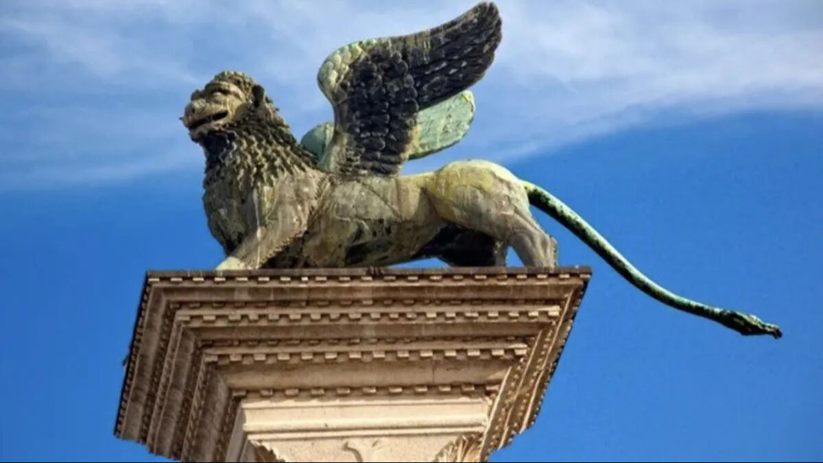 Venedik'te 700 yıllık gizem çözüldü! Dünyaca ünlü heykel 'Çin malı' çıktı - 1. Resim