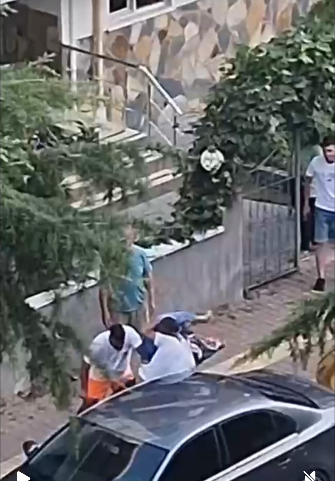 Ağabeyini o halde gören genci kimse tutamadı! Dehşet anları kamerada - 2. Resim