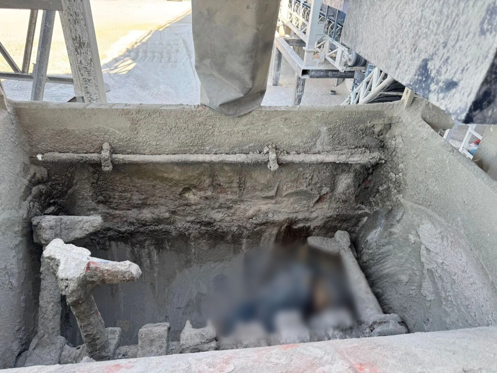 Allah böyle ölüm vermesin! Beton mikserine düşen işçi feci şekilde can verdi - 1. Resim