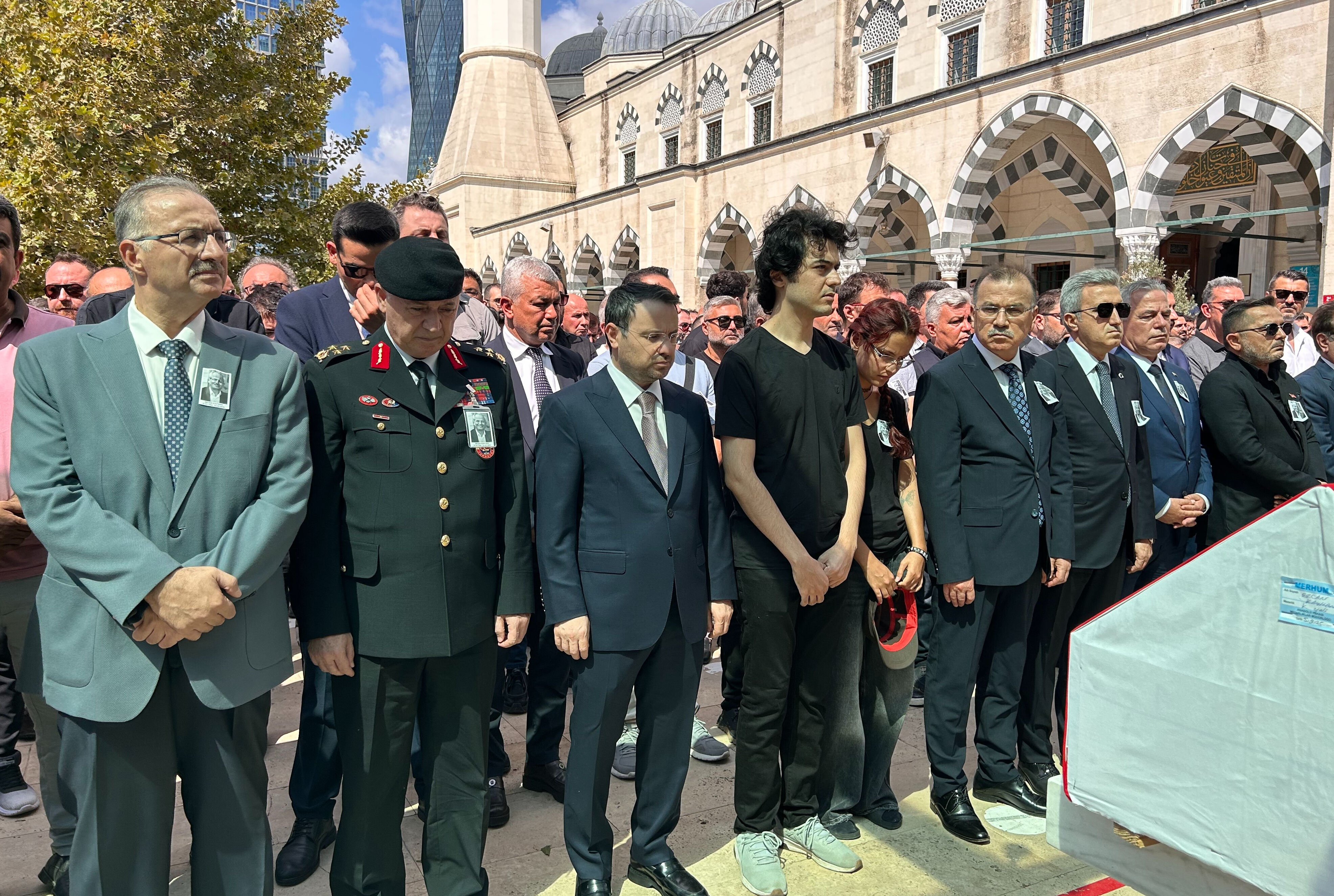 Boğazı kesilerek öldürülen Cumhuriyet Savcısı Ercan Kayhan'a son veda! Gözyaşları sel oldu Boğazı kesilerek öldürülen Cumhuriyet Savcısı Ercan Kayhan'a son veda! Gözyaşları sel oldu - 2. Resim