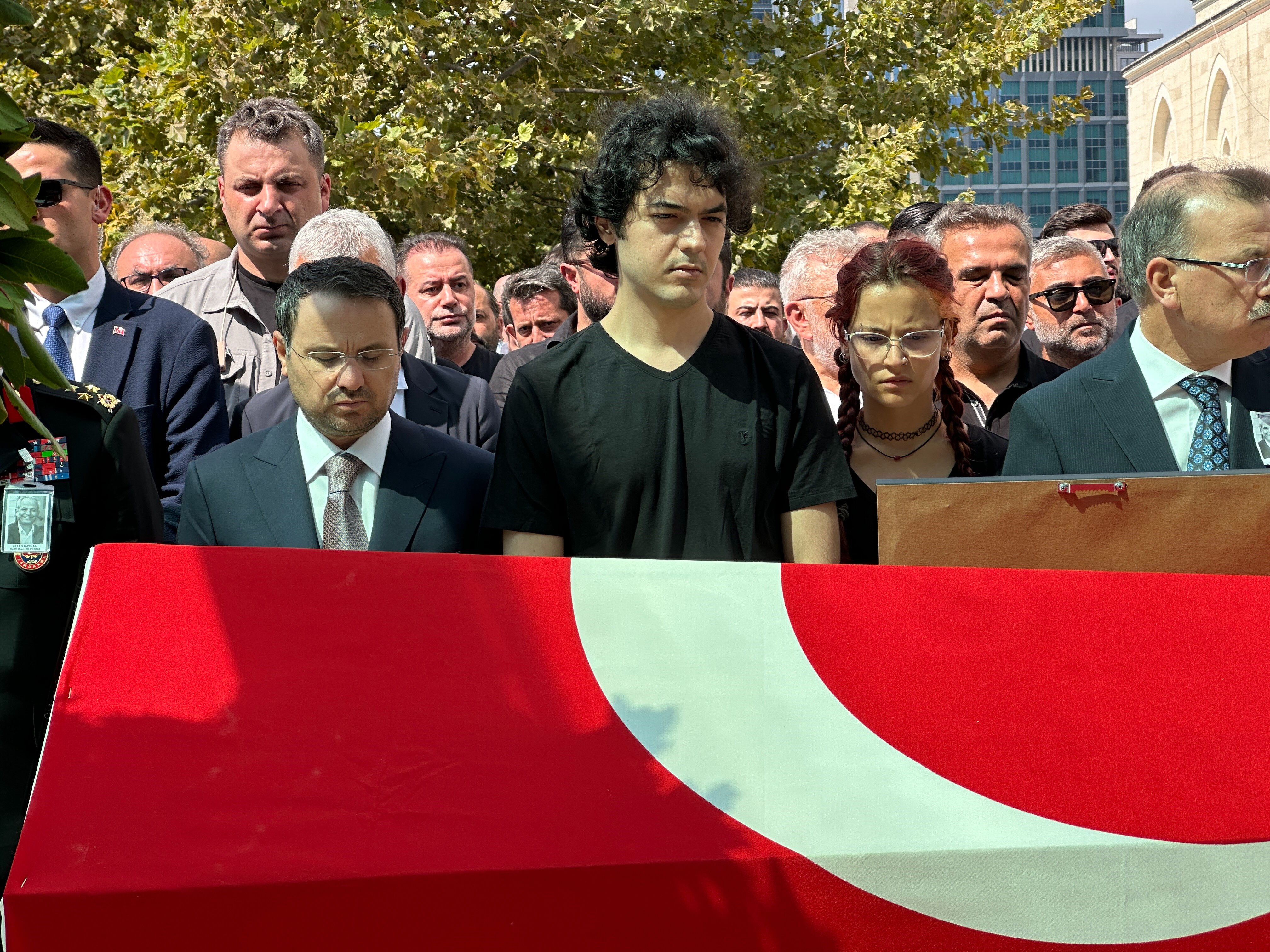 Boğazı kesilerek öldürülen Cumhuriyet Savcısı Ercan Kayhan'a son veda! Gözyaşları sel oldu Boğazı kesilerek öldürülen Cumhuriyet Savcısı Ercan Kayhan'a son veda! Gözyaşları sel oldu - 3. Resim