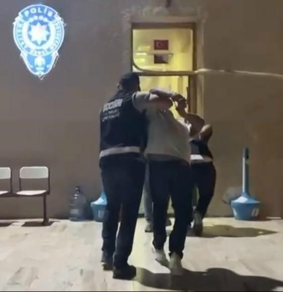 Ezgi Mola'nın eski eşi Mustafa Aksakallı ayağından vurulmuştu… Koltuk değnekleriyle görüntülendi - 1. Resim