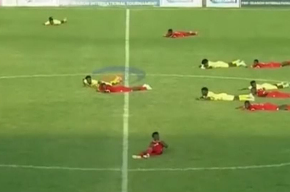 Futbol sahasında korku dolu anlar! Oyuncular 