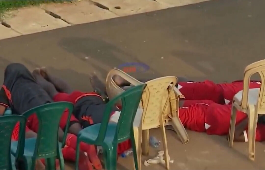 Herkes hareketsiz kaldı, kameraman bile yere yattı! Maçta büyük panik: O anlar kamerada - 4. Resim